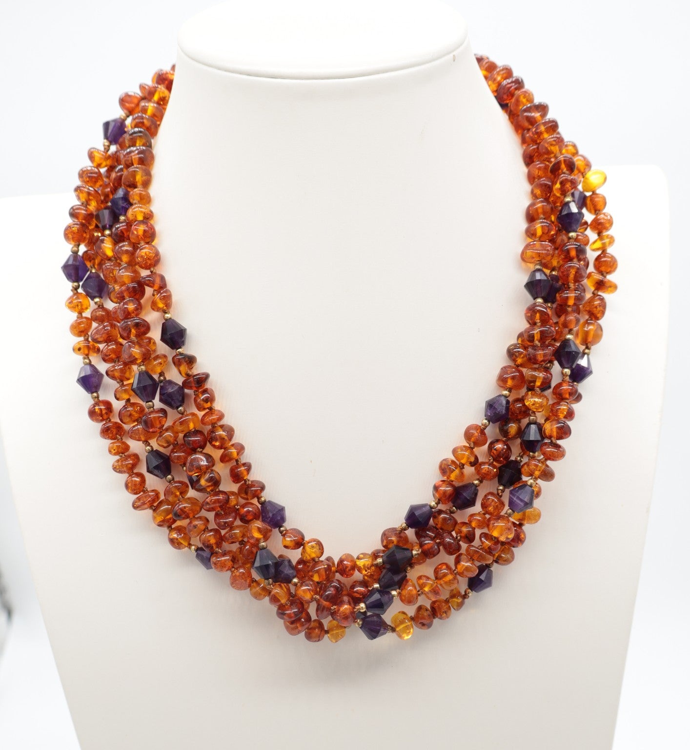 Collana multifilo in Ambra Baltica naturale con elementi viola sfaccettati e chiusura in ambra