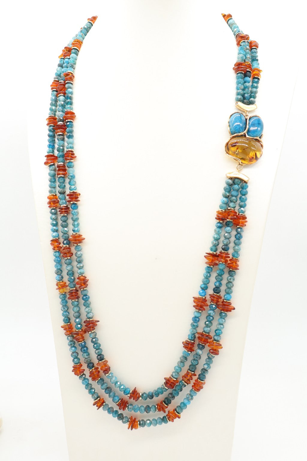 Collana multifilo in apatite blu e ambra baltica dorata con grande elemento centrale e chiusura in argento 925 dorato