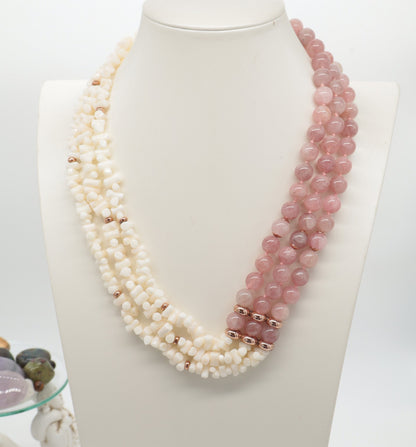 Collana multifilo in corallo bianco e quarzo rosa naturale con dettagli in argento rosé, 60 cm, Eterea Natural Stone.