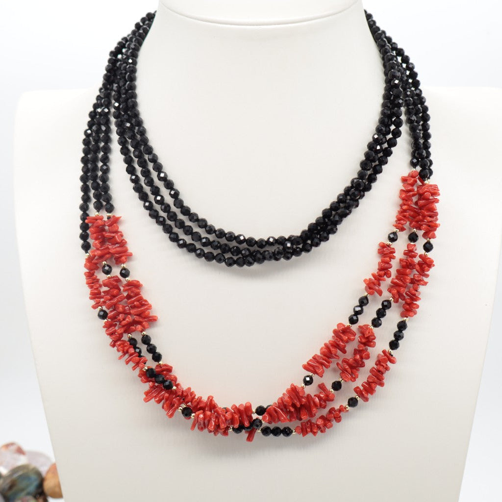 Collana multifilo lunga in Agata Nera sfaccettata e Corallo naturale