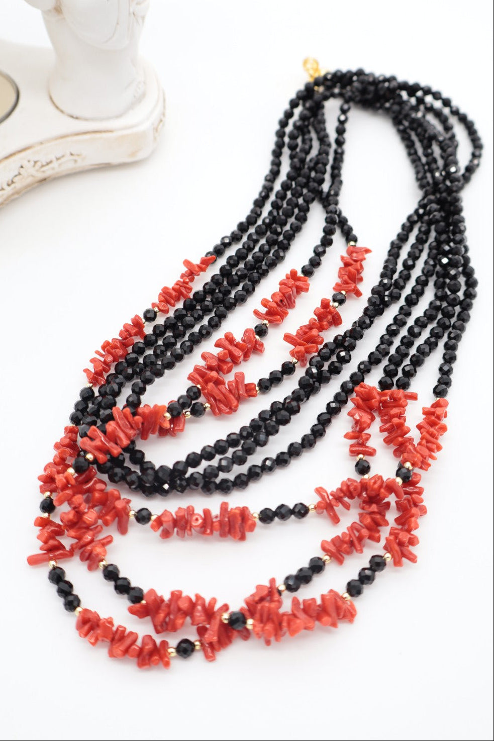 Collana multifilo lunga in Agata Nera sfaccettata e Corallo naturale