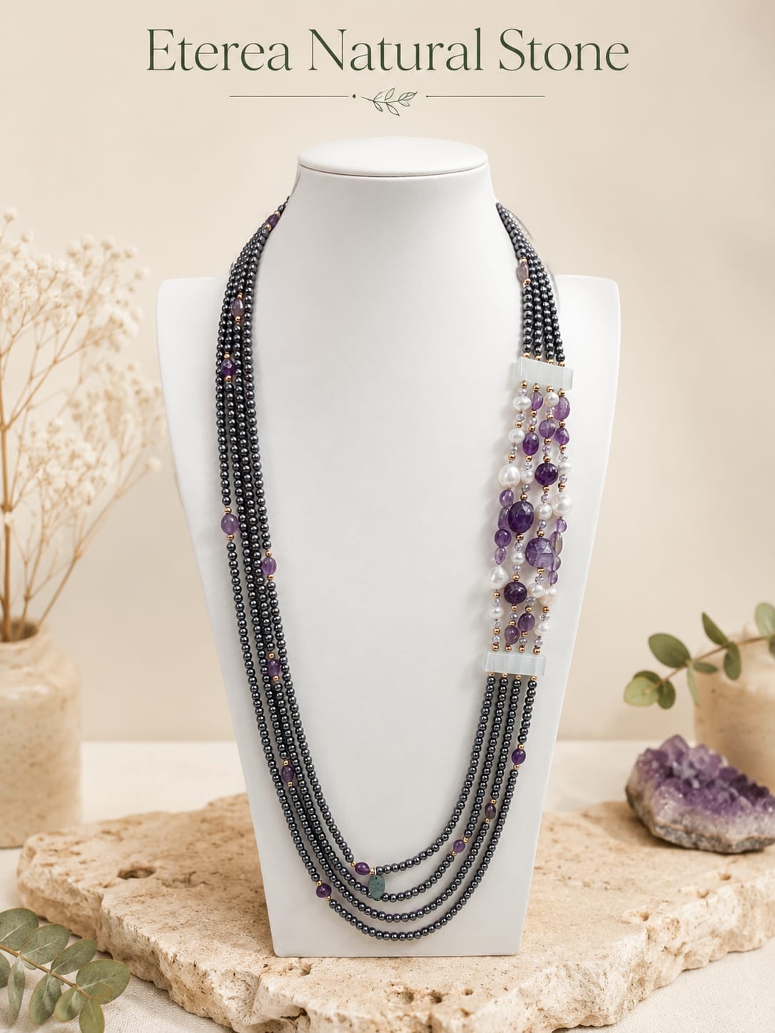 Collana multifilo lunga in ematite con ametista viola e perle di fiume naturali Eterea Natural Stone.