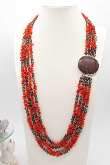 Collana quattro fili in corallo naturale e quarzo fumé con elemento centrale in diaspro e chiusura in argento rodiato.