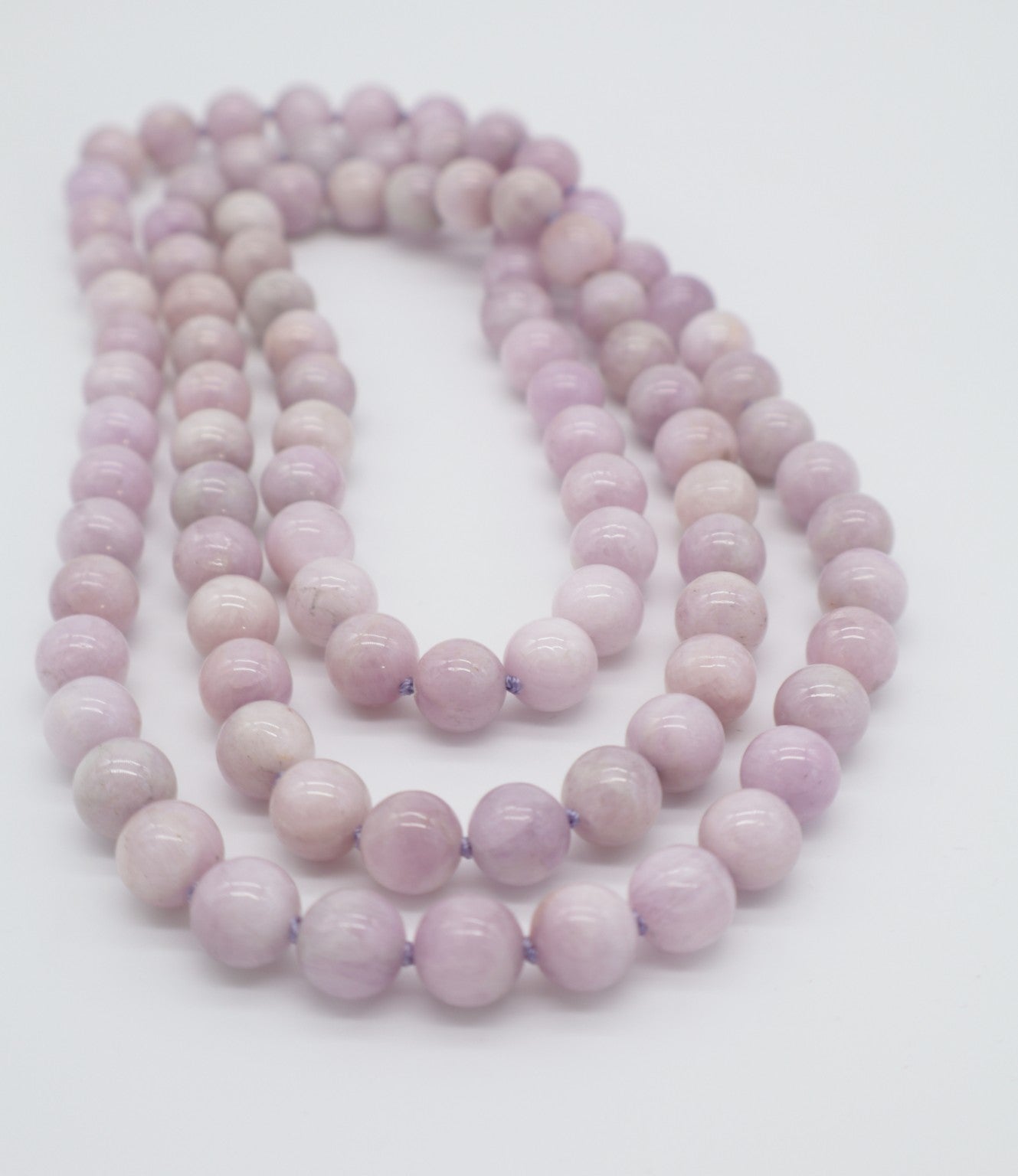 Collana sautoir in Kunzite naturale da 10 mm annodata a mano lunga 120 cm. Eterea Natural Stone