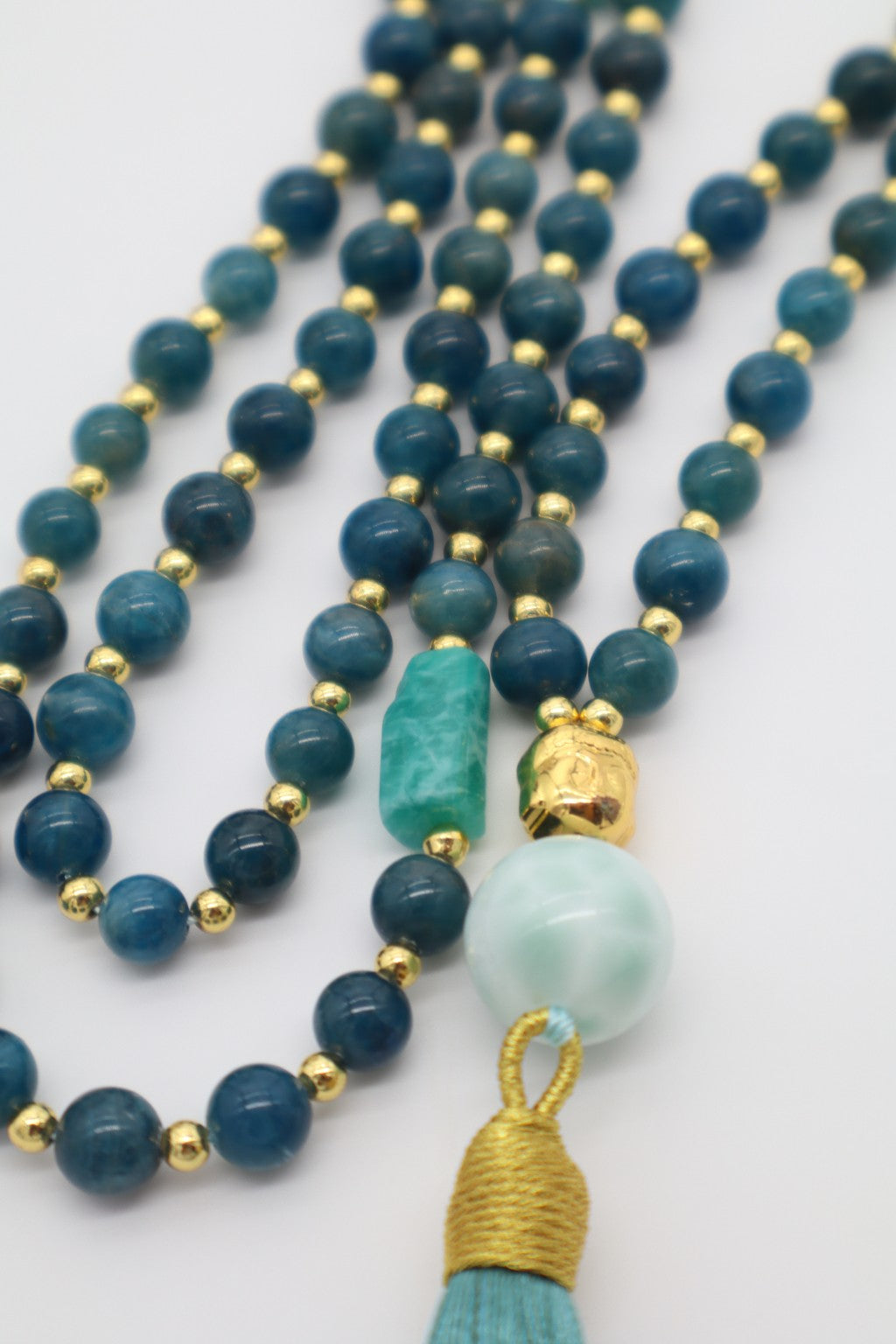 Dettaglio Mala Mettā con grani di Apatite, Amazzonite e guru in Larimar