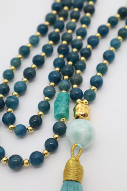 Dettaglio Mala Mettā con grani di Apatite, Amazzonite e guru in Larimar