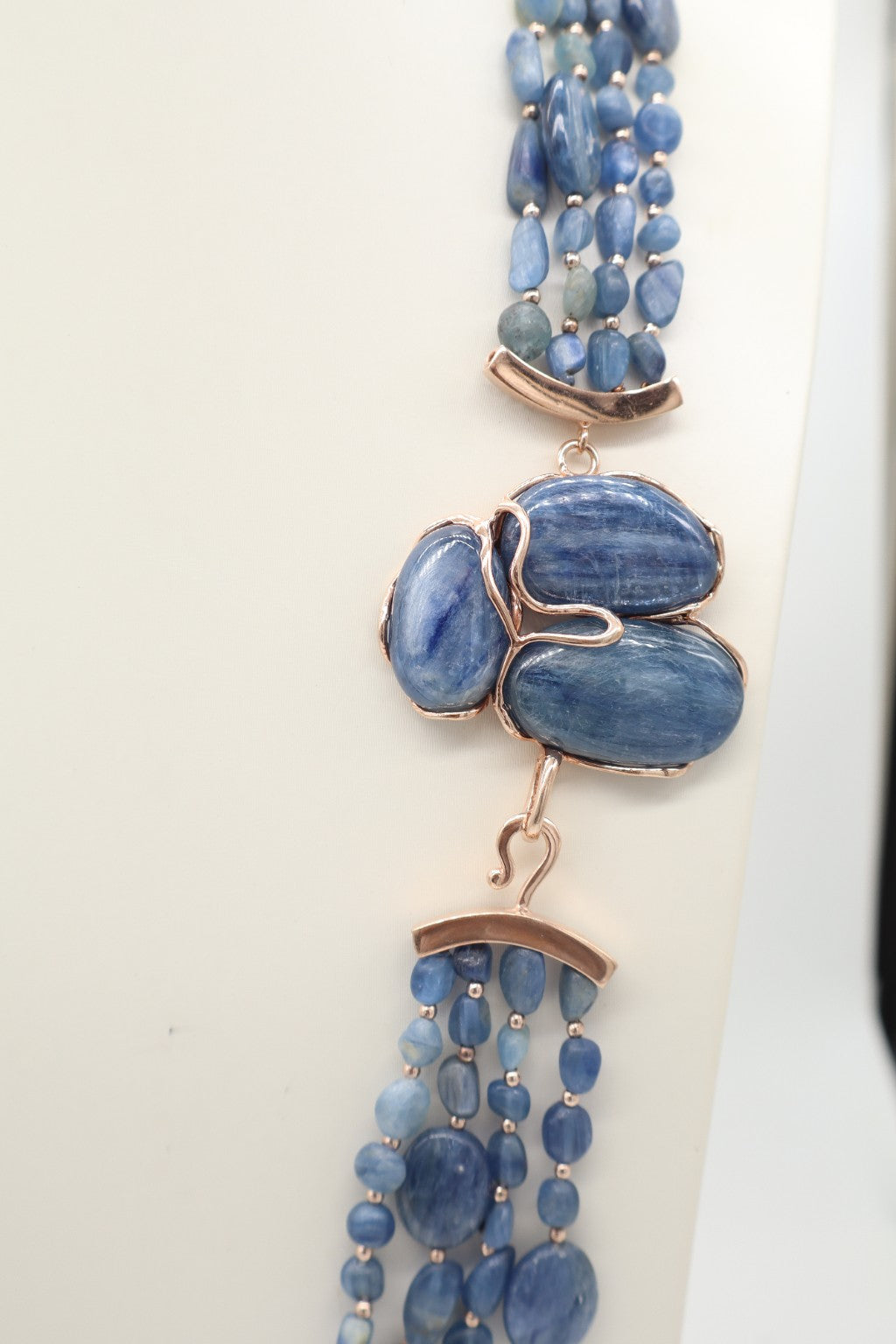 Dettaglio chiusura decorativa in argento rosé con tre grandi pietre di cianite naturale blu della collana Prestige
