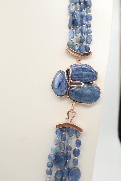 Dettaglio chiusura decorativa in argento rosé con tre grandi pietre di cianite naturale blu della collana Prestige