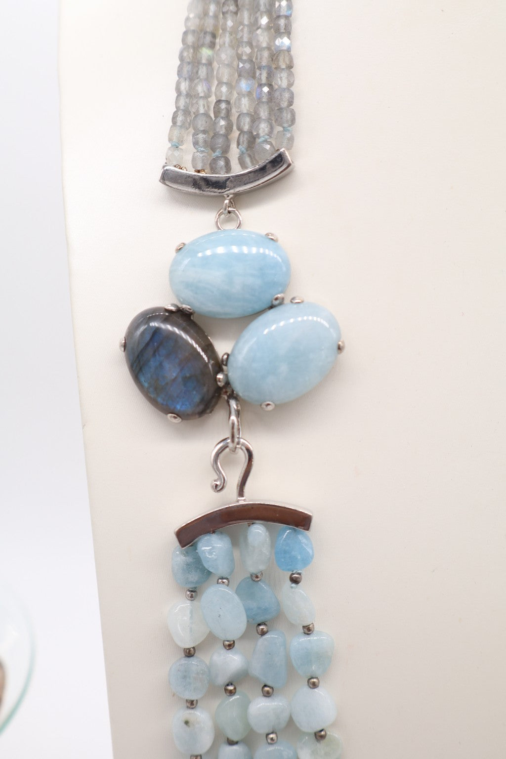 Dettaglio chiusura in argento platinato con due acquamarine e una labradorite