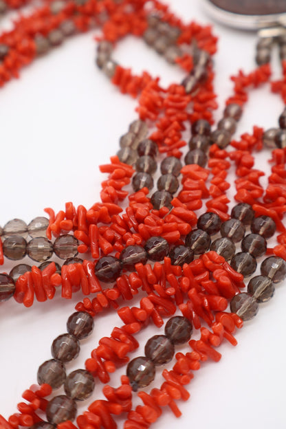 Dettaglio dei quattro fili con corallo naturale e quarzo fumé della collana Eterea Natural Stone.