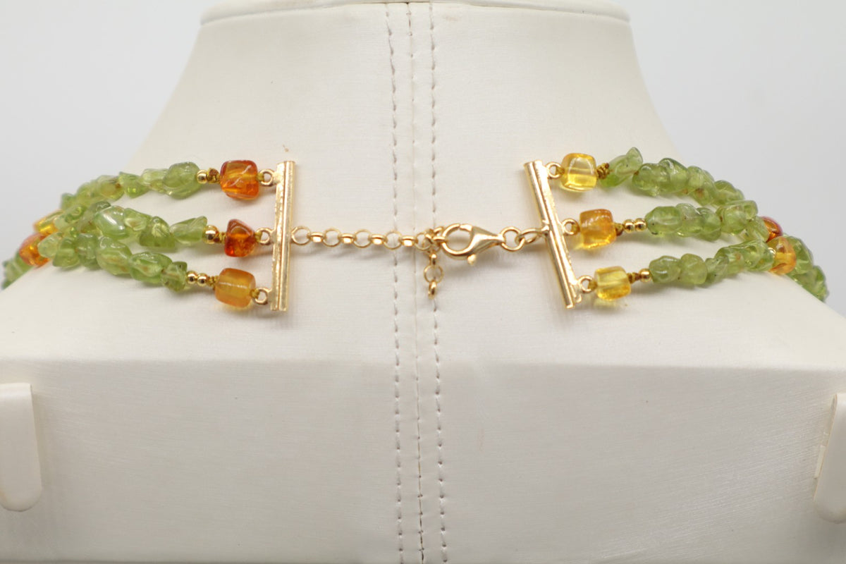 Dettaglio della chiusura in argento 925 dorato della collana multifilo in peridoto e ambra baltica