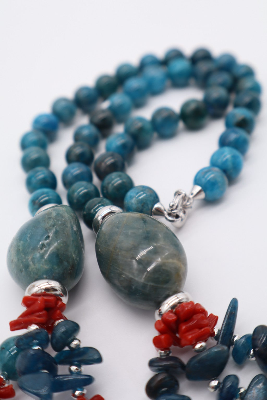 Dettaglio delle grandi pietre ovali in apatite e della chiusura in argento rodiato della collana
