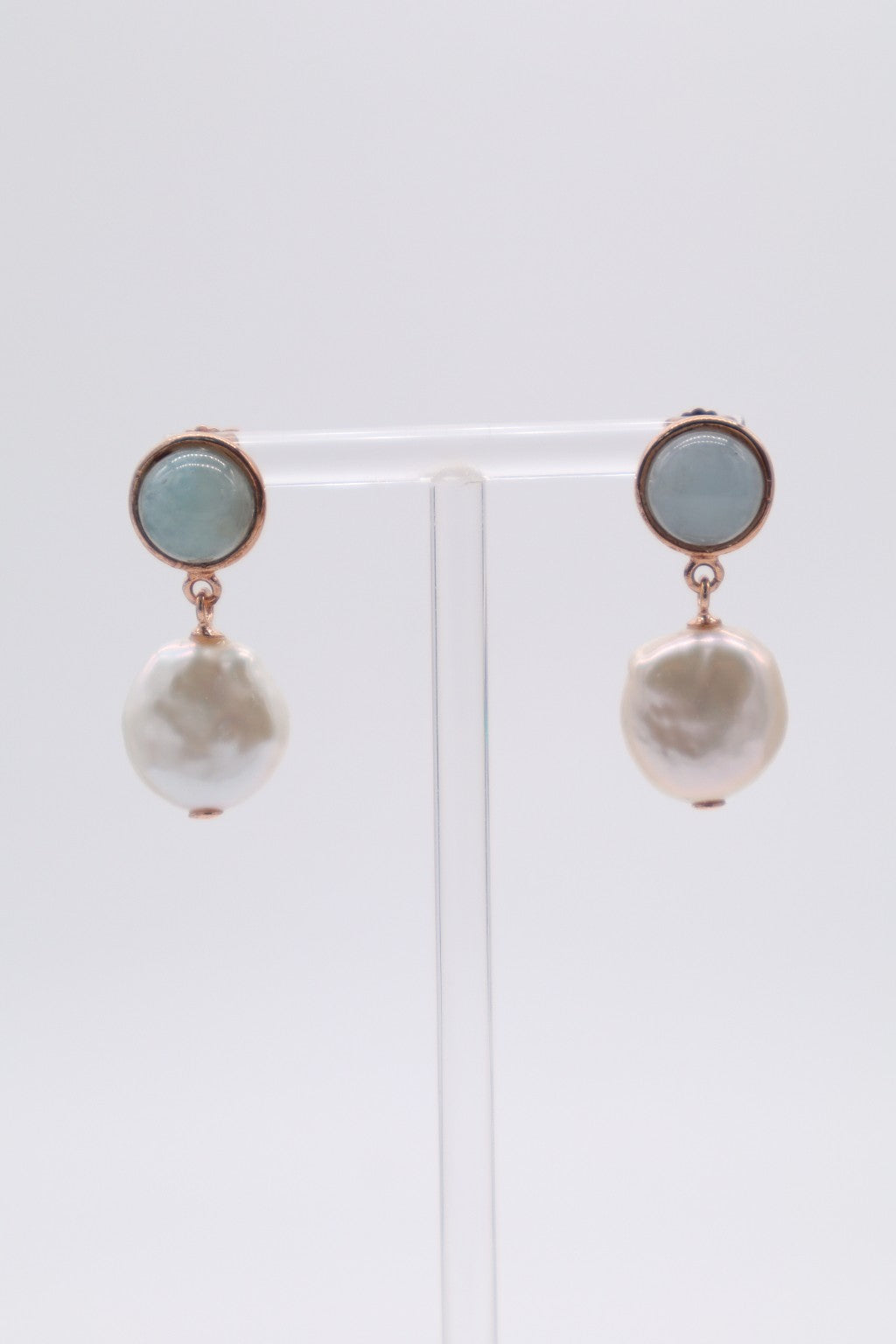 Dettaglio orecchini in Argento 925 con Acquamarina da 10 mm e perla moneta da 14 mm