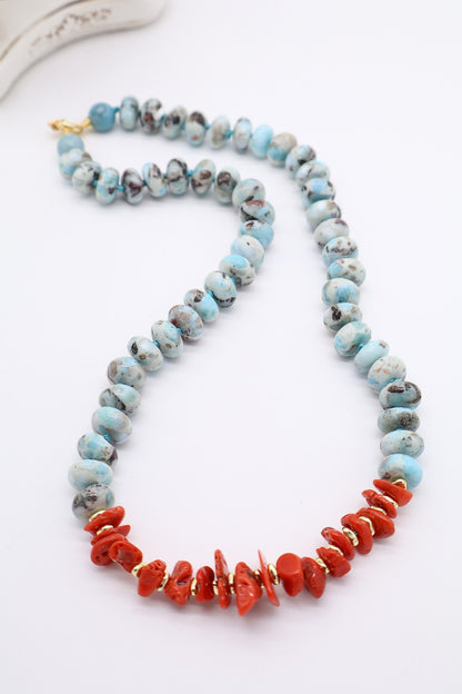 Dettaglio collana in Larimar naturale e Corallo Mediterraneo con distanziatori in ematite dorata