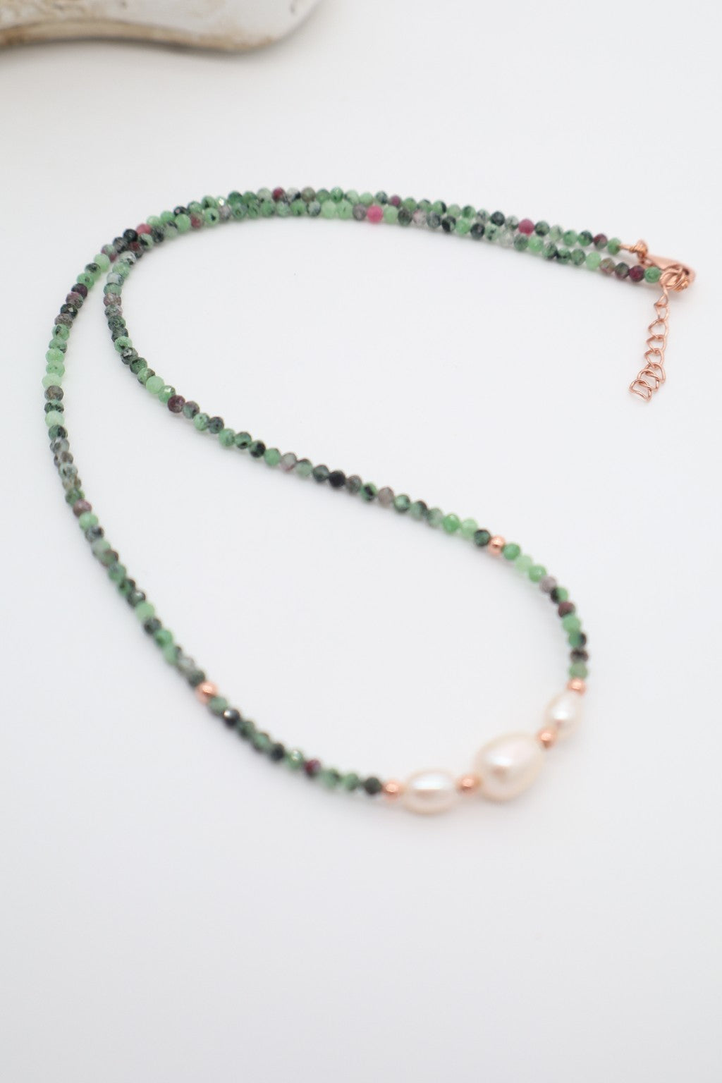 Girocollo in Zoisite Rubino e Perle con Argento Rosato