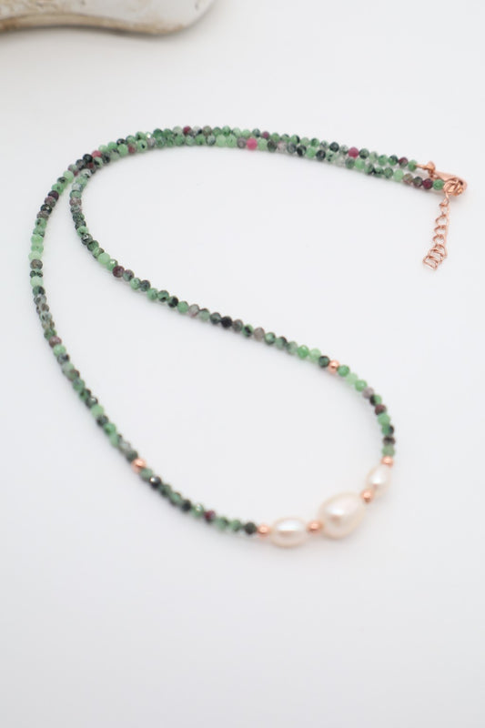 Girocollo in Zoisite Rubino e Perle con Argento Rosato