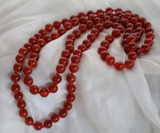 Collana lunga in Corniola naturale – 120 cm – Pietre 10 mm – Annodata a mano