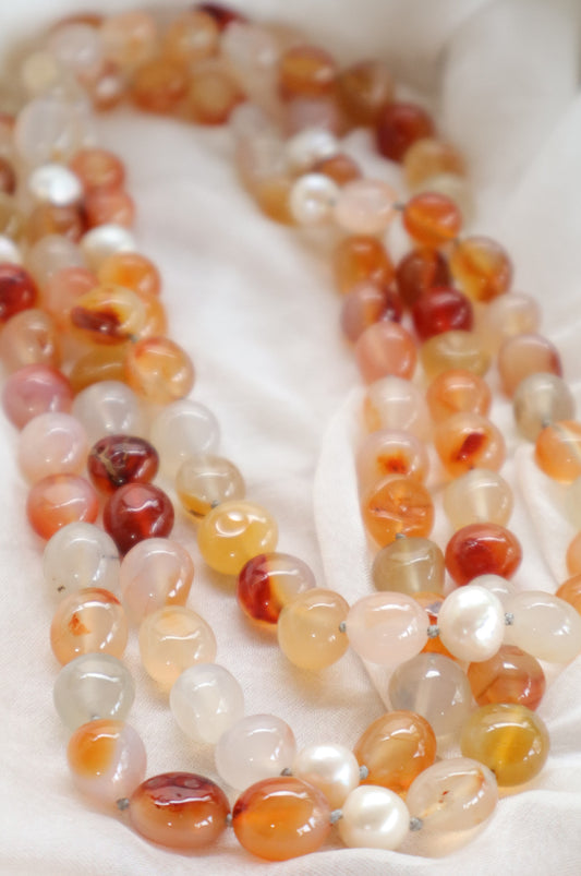 Long collier de 120 cm en cornaline rouge-orangé et perles de rivière naturelles