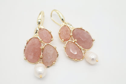 Boucles d'oreilles pendantes en quartz fraise facetté et perle de rivière