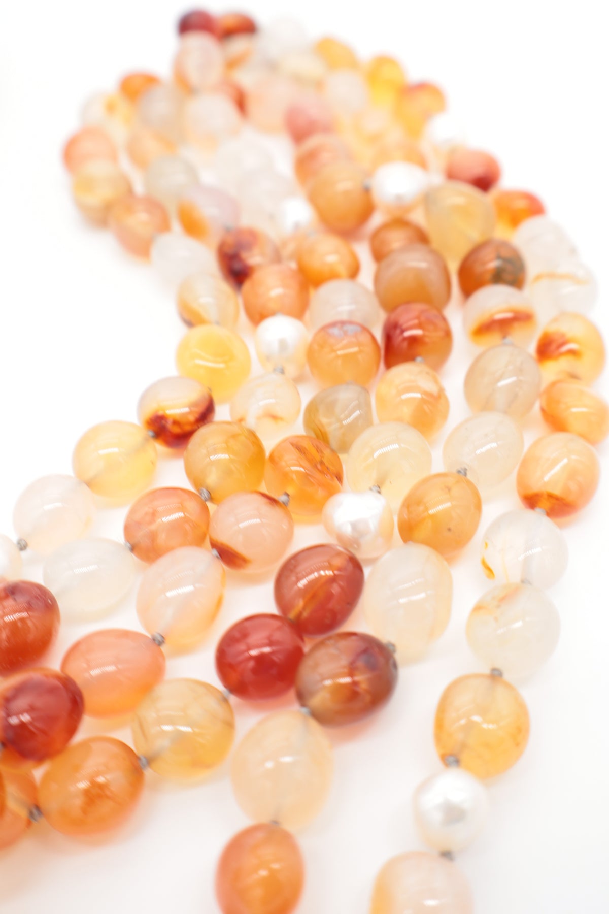 Collana lunga 120 cm in corniola rosso arancio e perle di fiume naturali