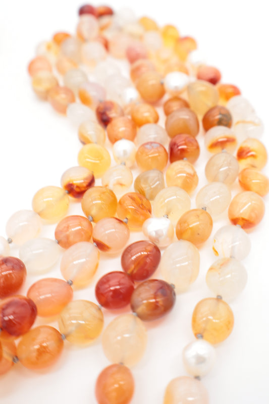Collana lunga 120 cm in corniola rosso arancio e perle di fiume naturali