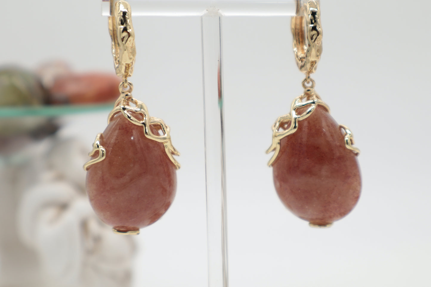 Orecchini Pendenti in Quarzo Rosa Fragola – Goccia Liscia con Bronzo Dorato