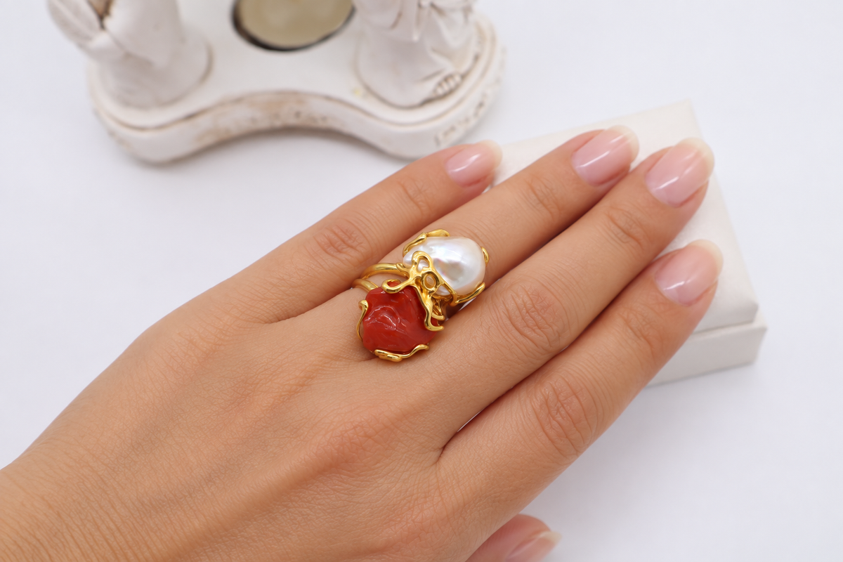 Immagine 1: Anello cocktail in argento dorato con corallo naturale rosso e perla barocca indossato