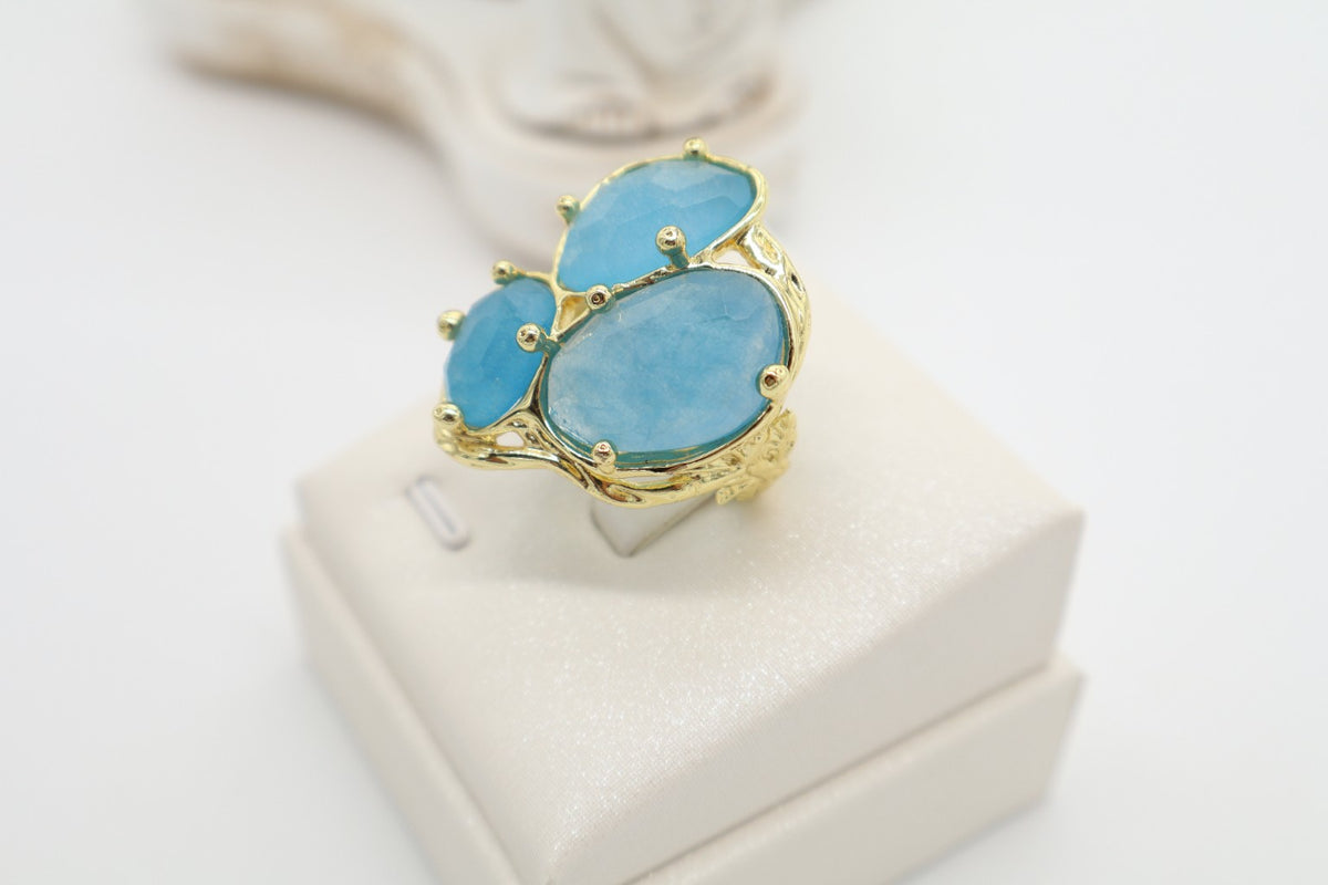 Immagine 1: Anello cocktail regolabile in bronzo dorato con tre pietre di giada celeste naturale sfaccettata