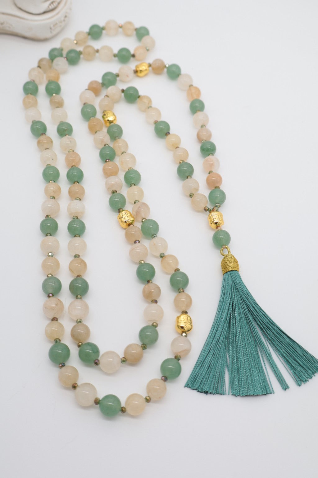 Mala Upekṣā in Pietra di Luna e Avventurina Verde con 108 grani da 10 mm, cristalli sfaccettati, Buddha e nappina verde ottanio