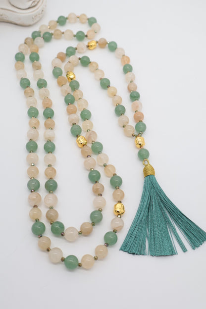 Mala Upekṣā in Pietra di Luna e Avventurina Verde con 108 grani da 10 mm, cristalli sfaccettati, Buddha e nappina verde ottanio