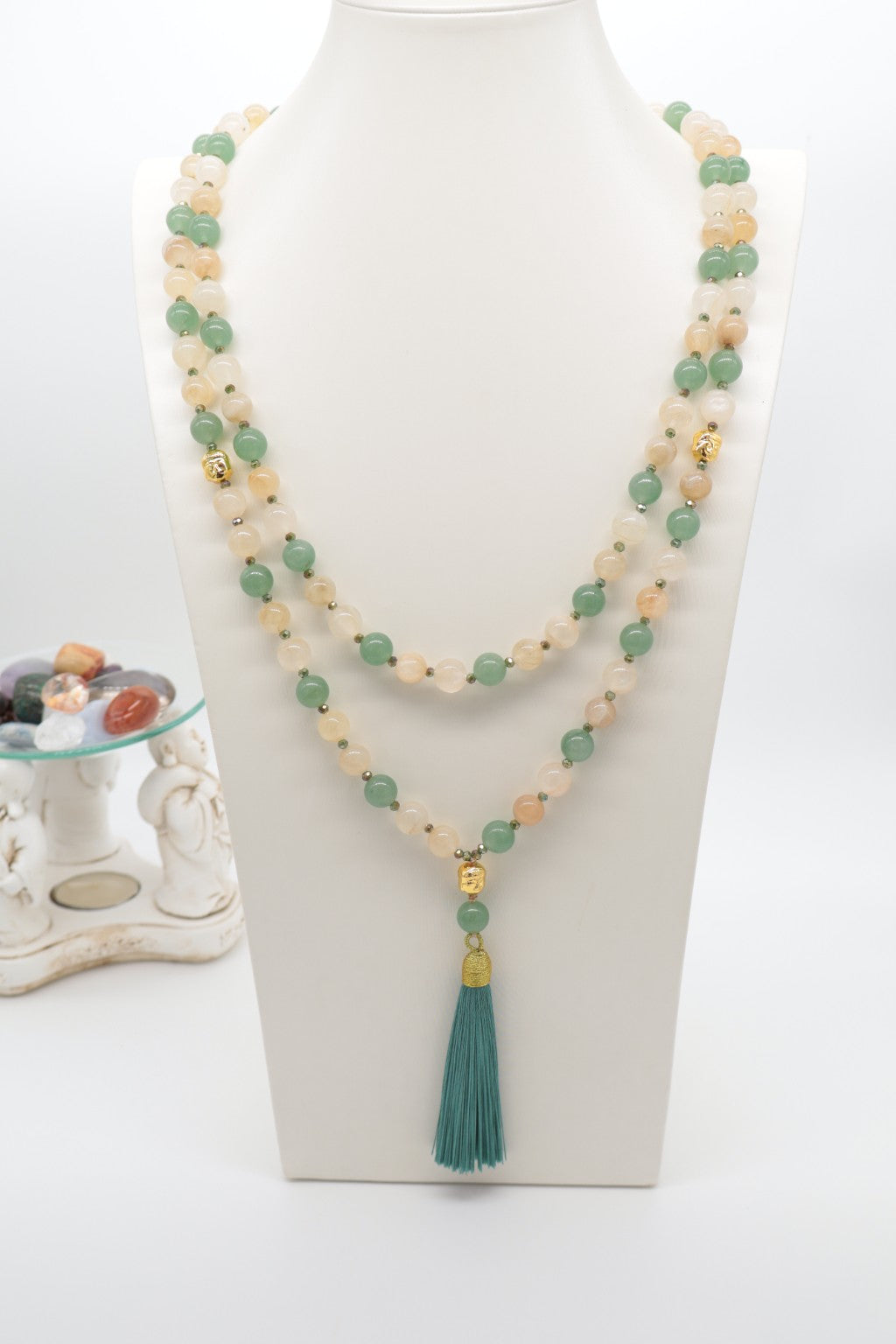 Mala Upekṣā in Pietra di Luna e Avventurina Verde indossato come collana lunga da 160 cm
