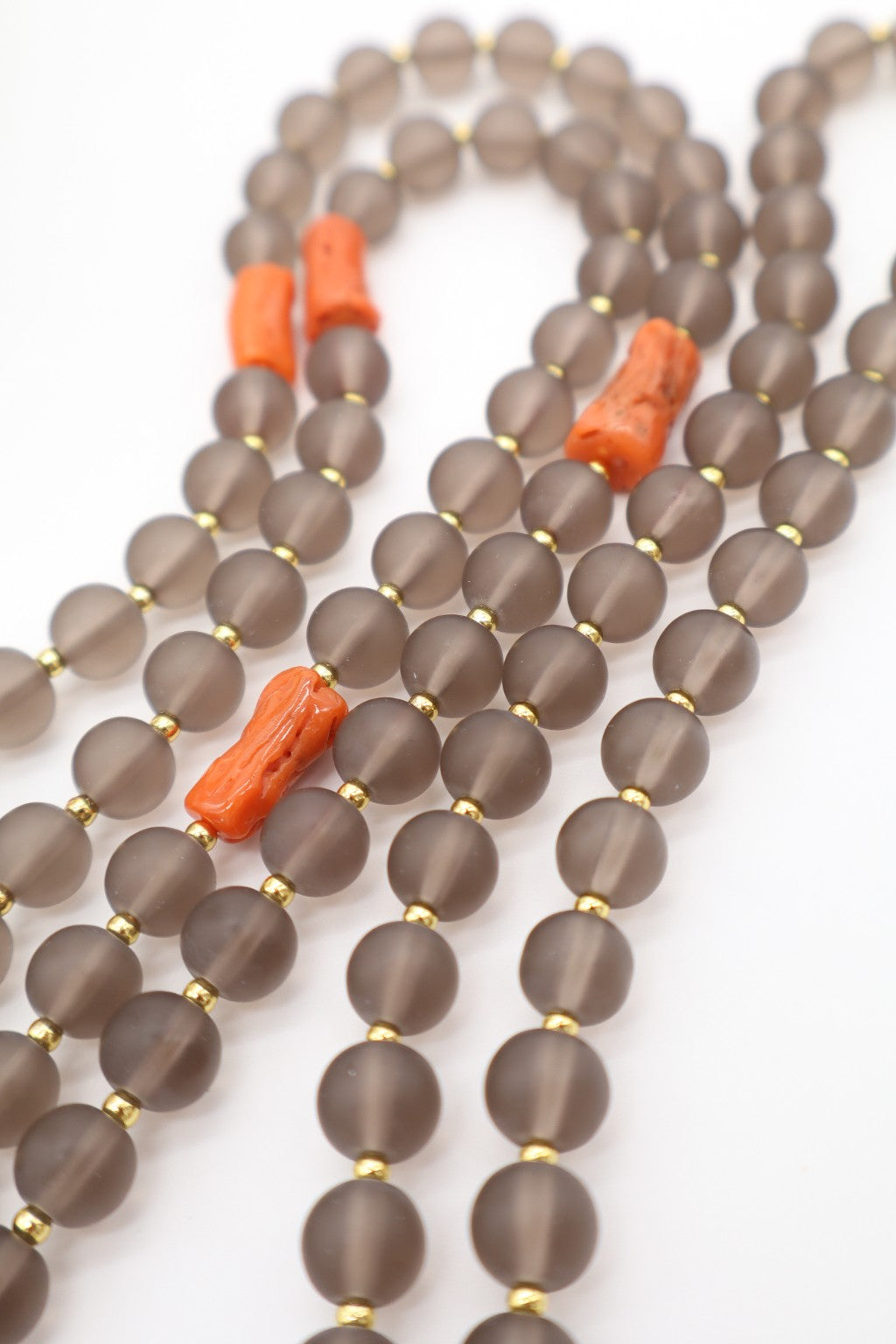 Mala Zhi 108 grani con guru Buddha, Agata grigia matt, Corallo rosso naturale e nappina bordeaux.
