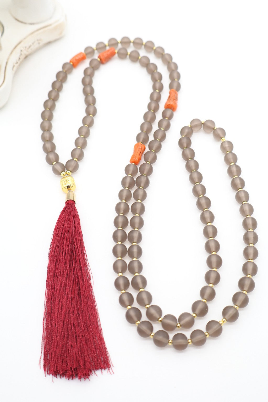Mala Zhi in Agata grigia naturale matt e Corallo rosso naturale, 108 grani, dettagli dorati, Buddha e nappina bordeaux.