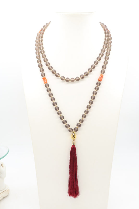 Mala buddhista Zhi in Agata grigia e Corallo rosso naturale, dettaglio dei grani da 8 mm e degli elementi dorati.