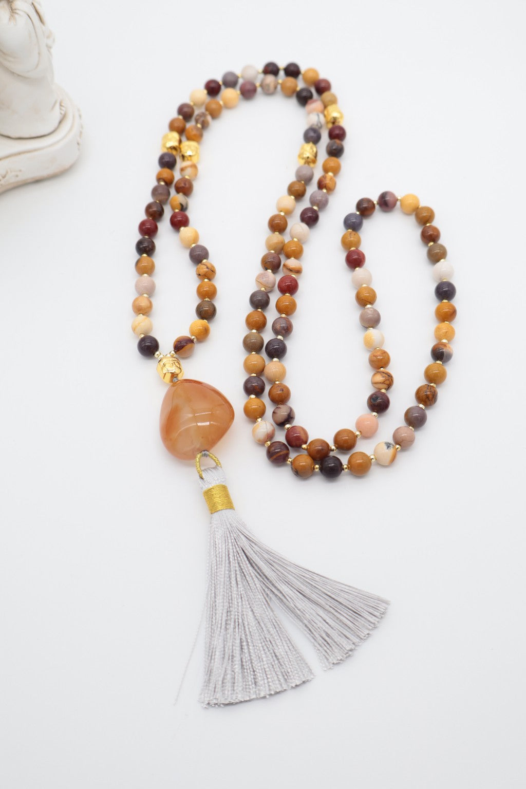 Mala della Rinascita con 108 grani di Mookaite, grande Corniola e nappina grigia