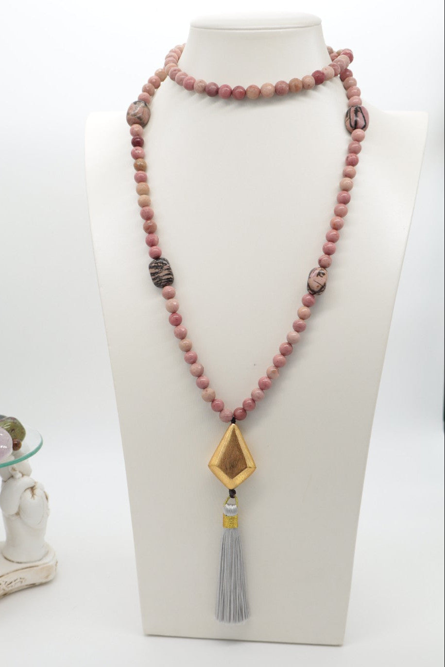 Mala in Rodonite naturale da 8 mm con elemento geometrico dorato e nappina in seta
