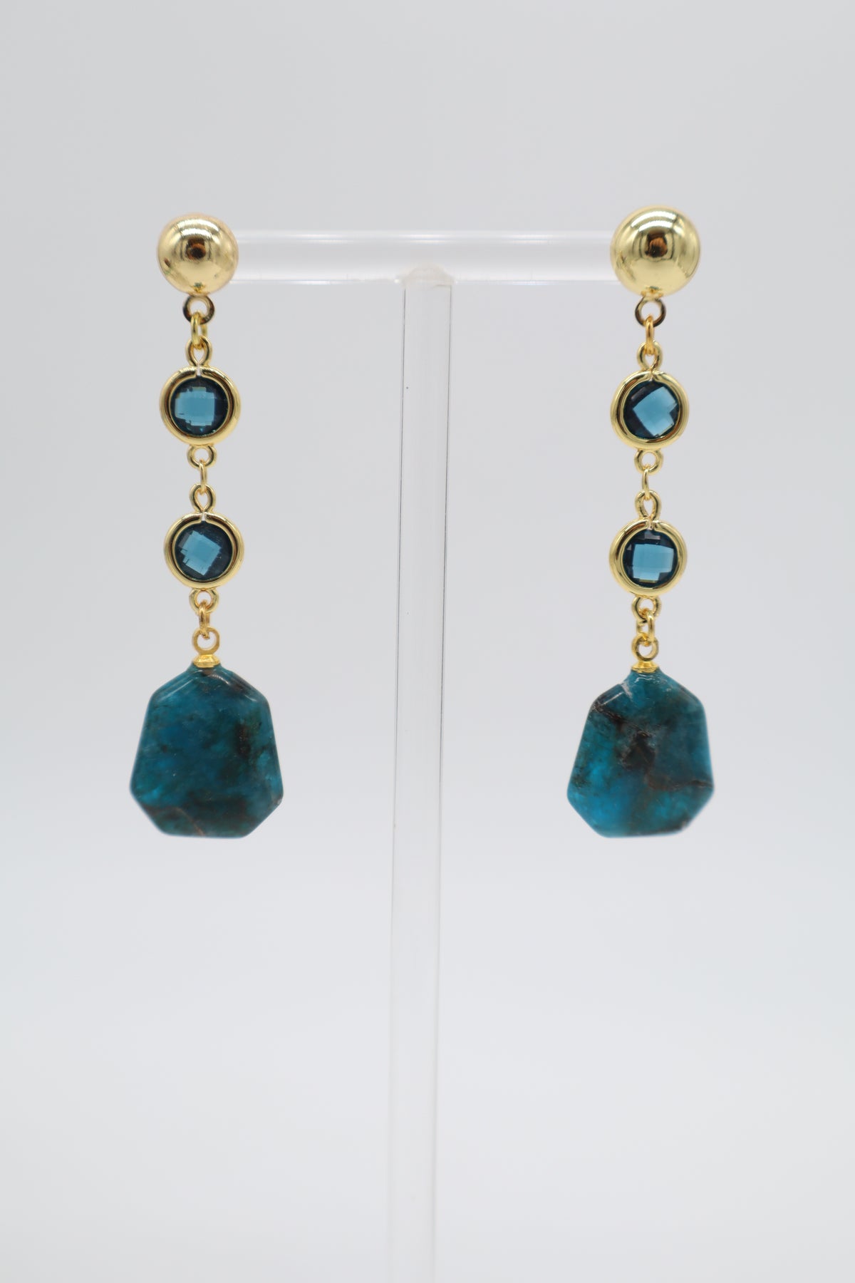 Orecchini Apatite Blu con cristalli sfaccettati blu e finitura in bronzo dorato, vista frontale