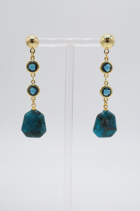 Orecchini Apatite Blu con cristalli sfaccettati blu e finitura in bronzo dorato, vista frontale