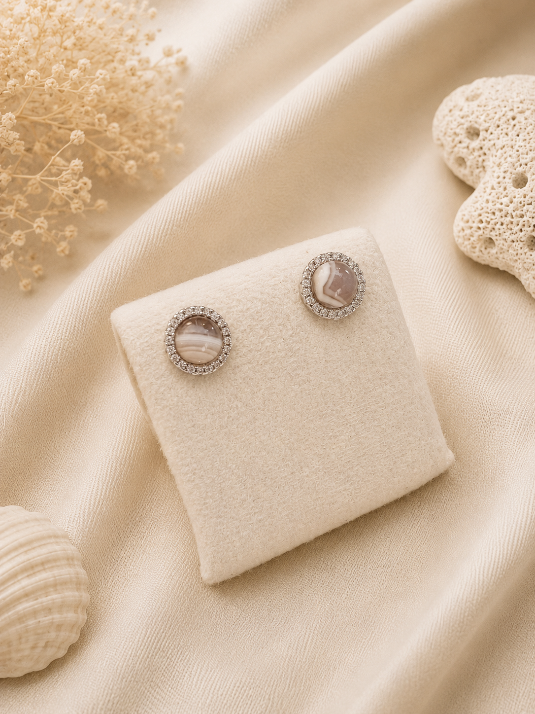 Orecchini Biricchini in argento 925 dorato con Agata Striata naturale da 6 mm e contorno di piccoli zirconi. Eterea Natural Ston
