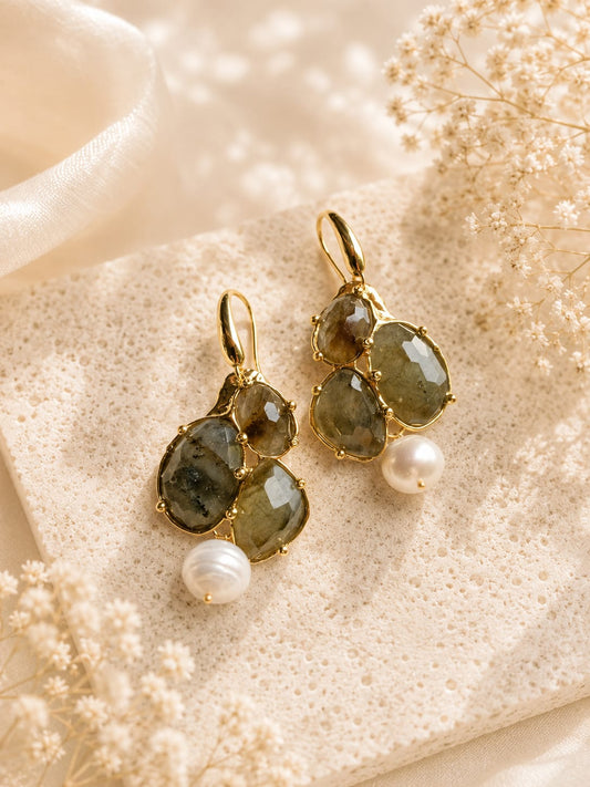 Orecchini a Grappolo in Labradorite Sfaccettata e Perla di Fiume Eterea Natural Stone