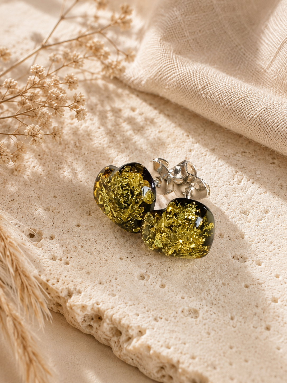 Orecchini a cuore in Ambra Baltica verde con perno in Argento 925.Eterea Natural Stone