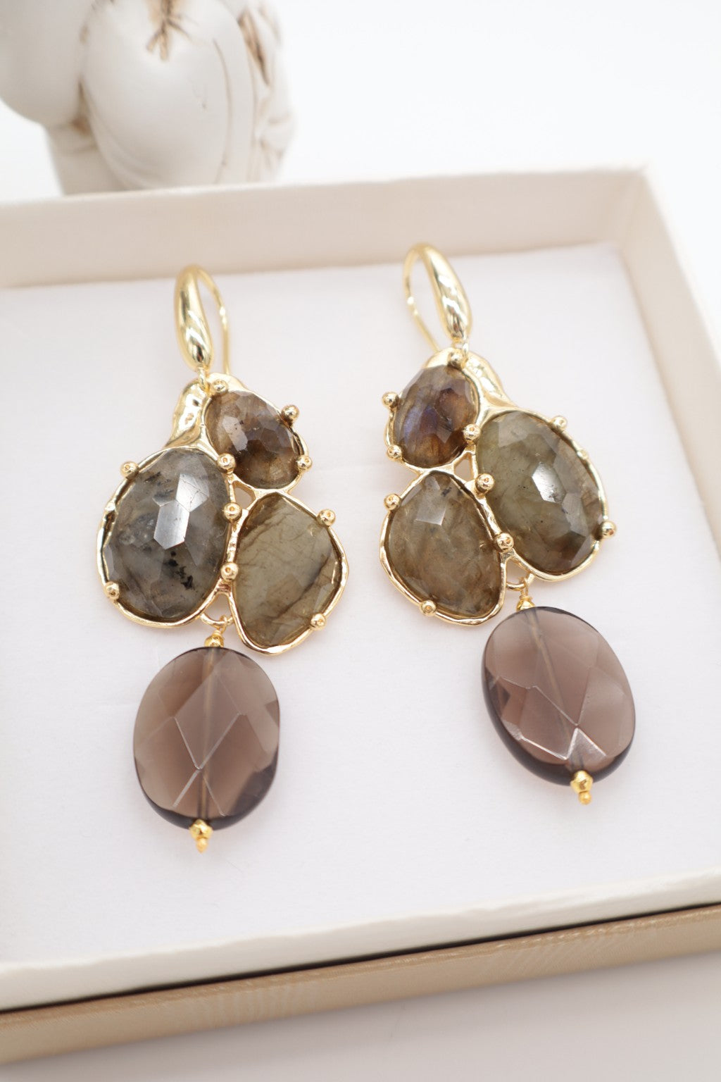 Orecchini a grappolo in labradorite sfaccettata e quarzo fumé ovale, montatura in bronzo dorato nickel free