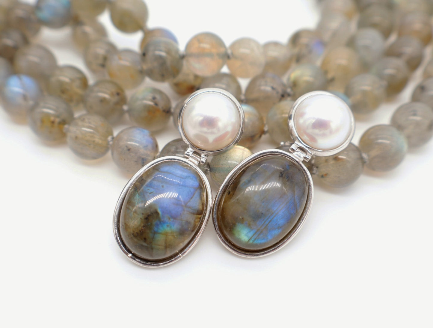 Orecchini in argento 925 rodiato con perle d'acqua dolce e Labradorite iridescente