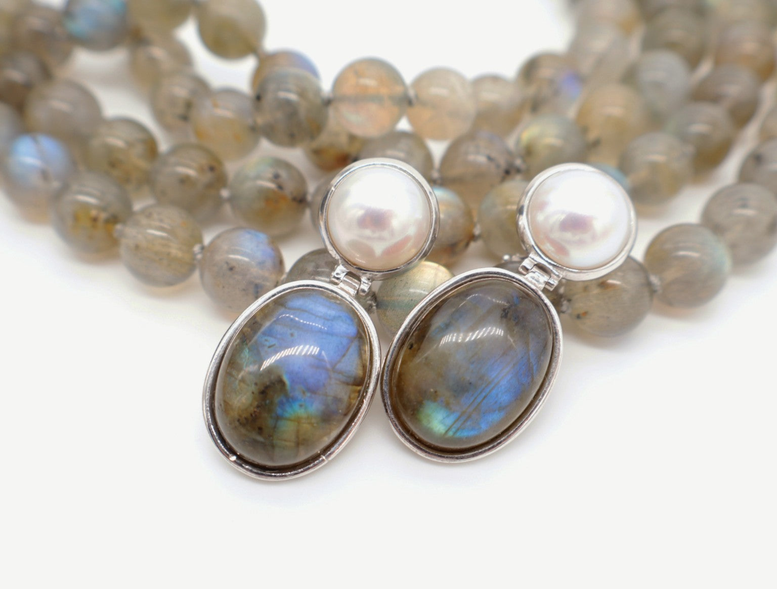 Orecchini in argento 925 rodiato con perle d'acqua dolce e Labradorite iridescente