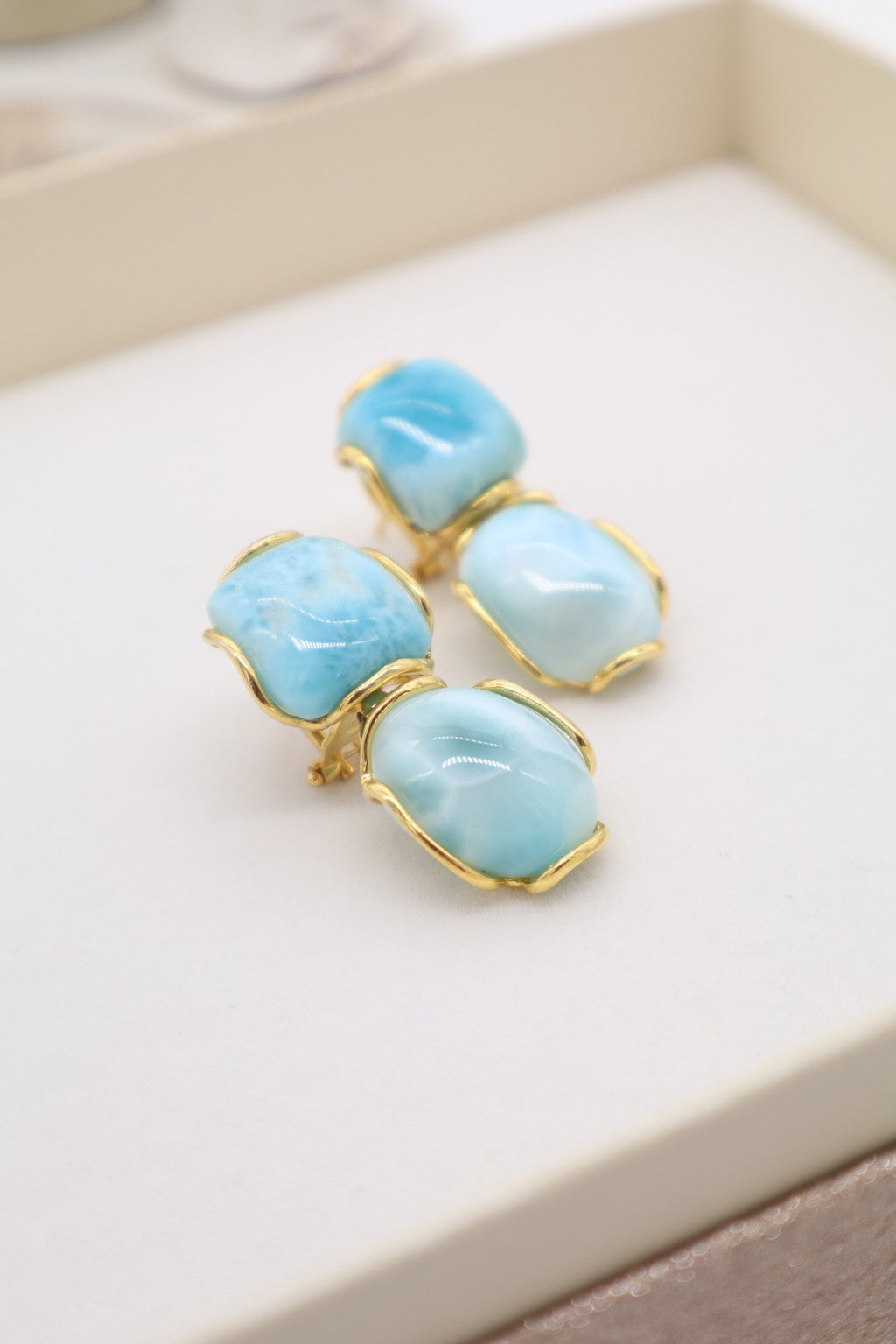 Orecchini in argento dorato con Larimar naturale, struttura a doppio elemento e chiusura con perno e omega