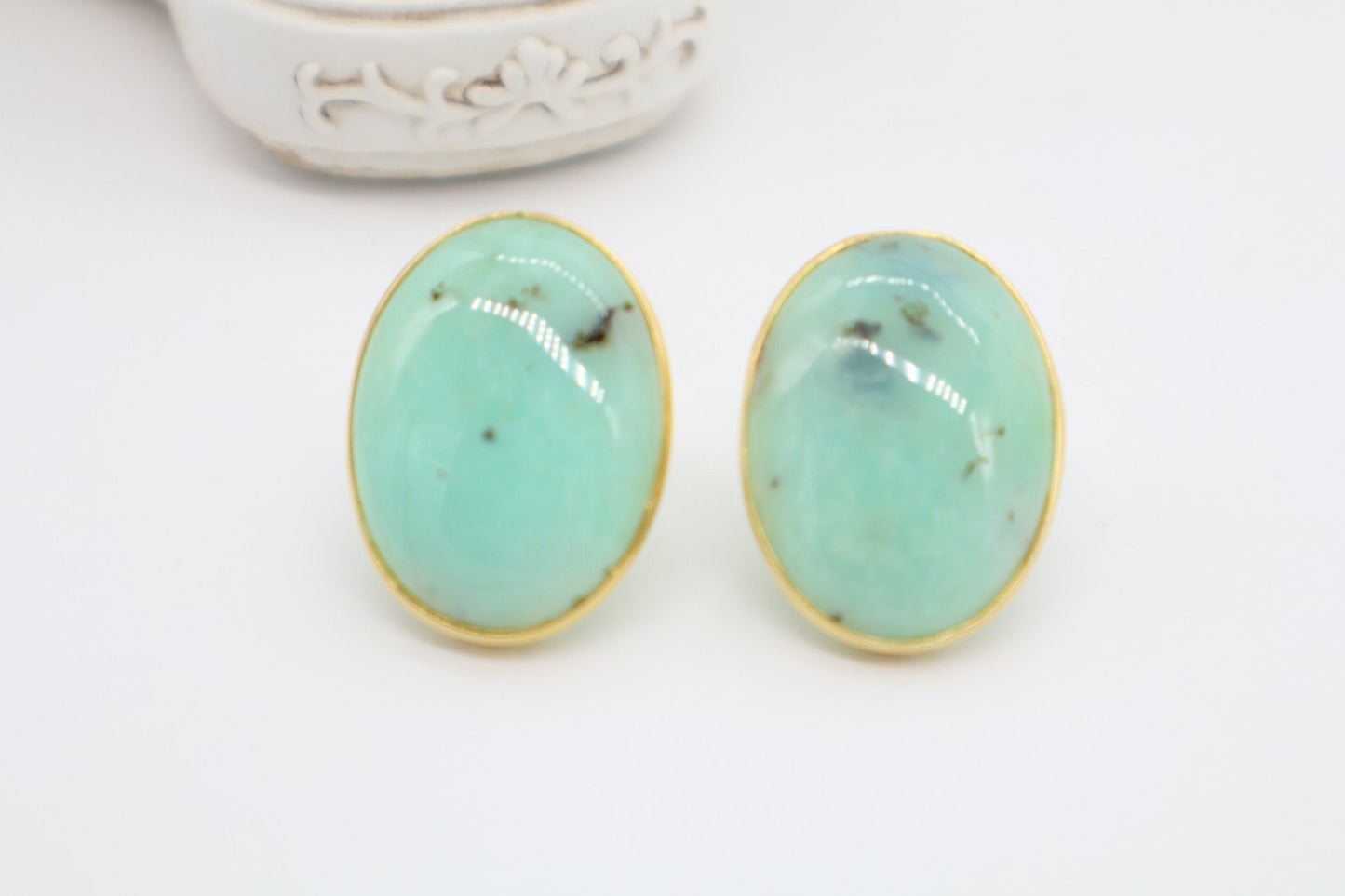 Orecchini in argento dorato con crisopasio naturale cabochon ovale 30×22 mm, chiusura omega