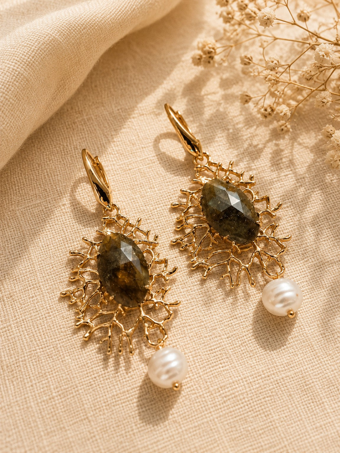 Orecchini in bronzo dorato galvanizzato con labradorite naturale sfaccettata e perla d'acqua dolce Eterea Natural Stone