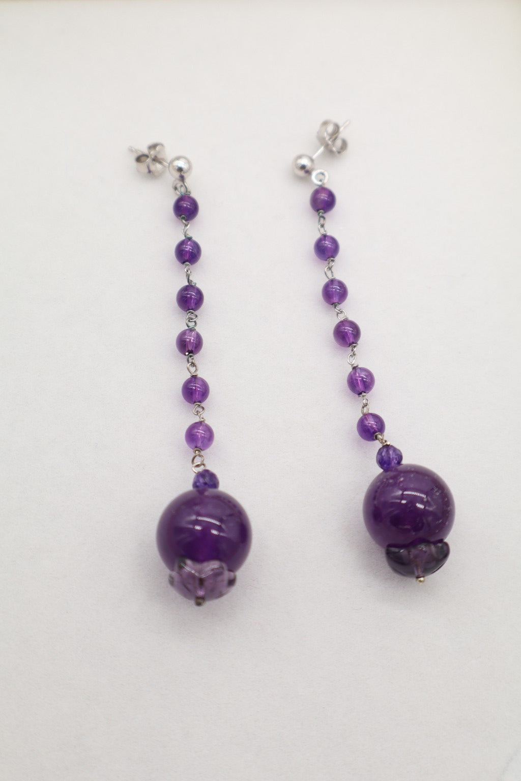 Orecchini lunghi in Argento 925 con sfere di giada viola e grande elemento finale