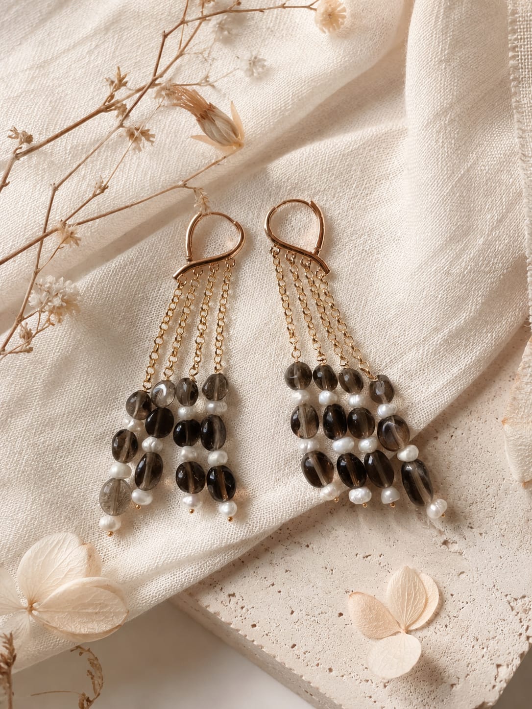 Orecchini pendenti a cascata con quarzo fumé naturale e perle di fiume Eterea Natural Stone