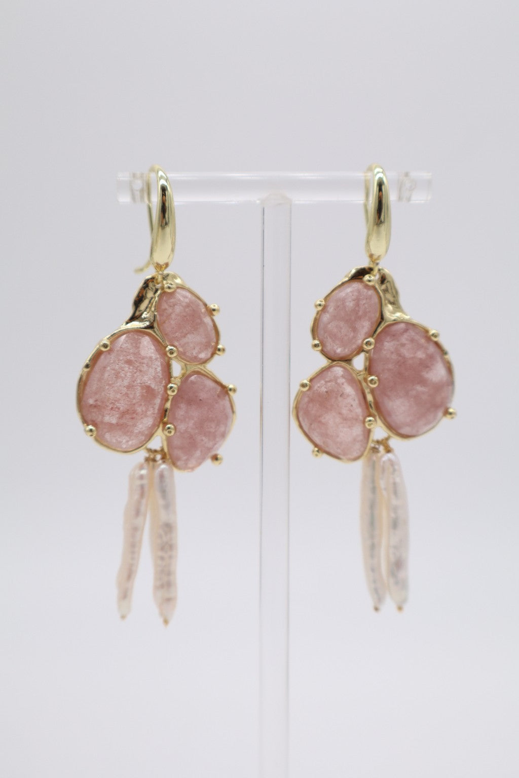 Orecchini pendenti a grappolo in Quarzo Fragola Rosa sfaccettato e perle barocche allungate, bronzo dorato